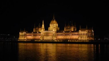 Budapeşte Macaristan 'daki Tuna Nehri' nin karşısından gece aydınlanan parlamento binası