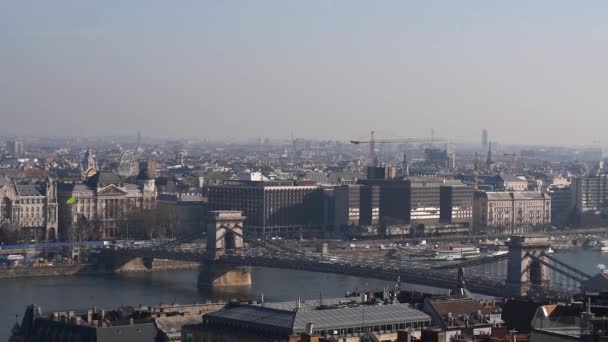 Macaristan Tuna Nehri Üzerindeki Budapeşte Szechenyi Zincir Köprüsü Şehir Manzarası — Stok video