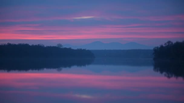 Paisagem Com Montanha Neblina Reflexão Água Anoitecer Brilho Laranja Rosa — Vídeo de Stock
