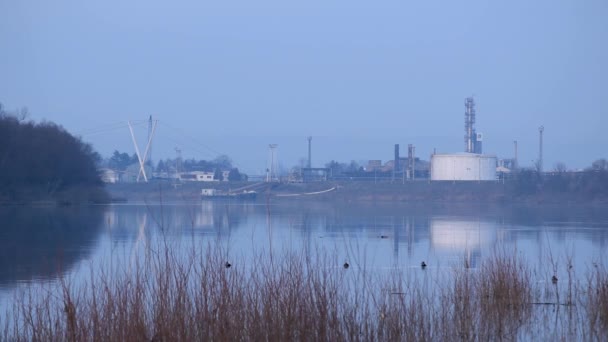 Rafinérie Ropy Brodě Břehu Řeky Sávy Oparu Soumraku — Stock video