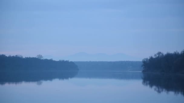 Paisagem Montanha Rio Com Banco Floresta Neblina Entardecer Hora Azul — Vídeo de Stock