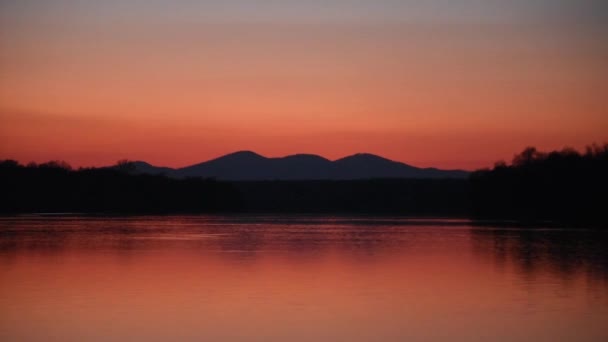 Paysage Avec Silhouette Rivière Montagne Ciel Rouge Crépuscule — Video