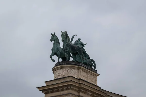 ハンガリーのブダペストにある英雄広場のミレニアム記念碑 — ストック写真
