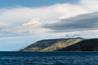 Hırvatistan 'ın Brac adasında bulutlu bir günde Adriyatik Denizi' nden gelen güneş lekeleri