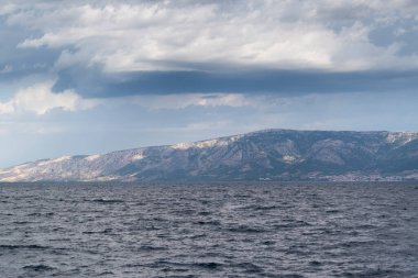 Hırvatistan 'ın Brac adasında bulutlu bir günde Adriyatik Denizi' nden gelen güneş lekeleri