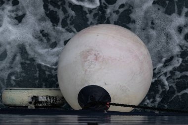 Şamandıra gemide, köpük de deniz yüzeyinde asılı.