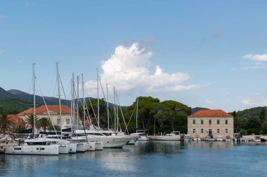 Jelsa kasabası ve Hırvatistan 'ın Hvar adasında yelkenli gemileri bulunan liman