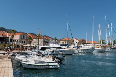 Hırvatistan 'ın Hvar adasındaki Jelsa limanında tekne ve yatlar
