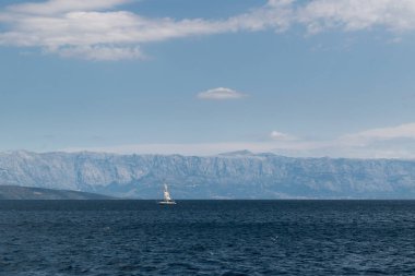Adriyatik denizi ve Biokovo dağı Hırvatistan 'da yaz boyunca puslu