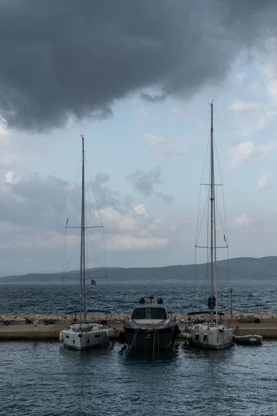 Barcos Amarrados Puerto Baska Voda Croacia — Foto de Stock