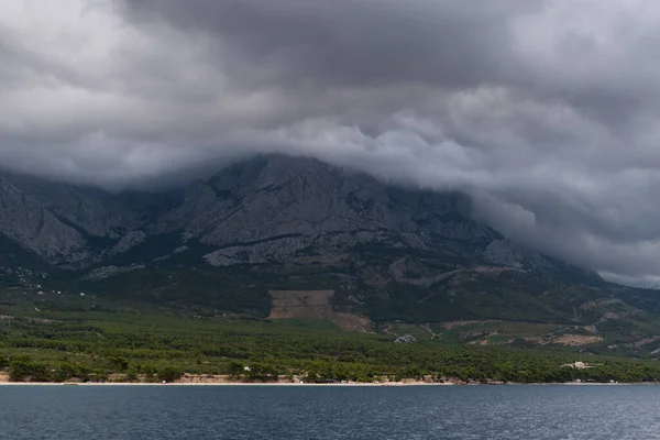 Góra Biokovo Znika Ciemnych Chmurach Chorwackim Wybrzeżu — Zdjęcie stockowe