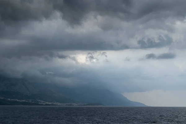 从亚得里亚海中消失在克罗地亚海岸的乌云中的比奥科沃山脉 — 图库照片