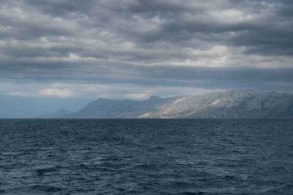 多云天气下克罗地亚的山地海岸和亚得里亚海 — 图库照片
