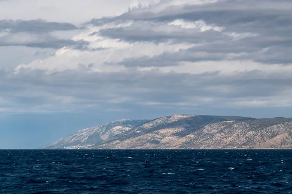 多云的一天 克罗地亚布拉克岛上从亚得里亚海升起的太阳黑子 — 图库照片
