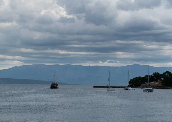 从克罗地亚Hvar的Jelsa镇俯瞰亚得里亚海和比科沃山 — 图库照片