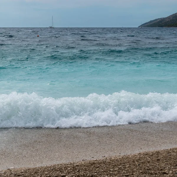 克罗地亚布拉克岛布尔镇附近海滩上的波涛汹涌的大海 — 图库照片