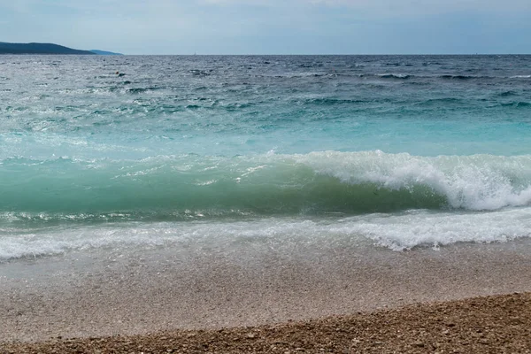 克罗地亚布拉克岛布尔镇附近海滩上的波涛汹涌的大海 — 图库照片
