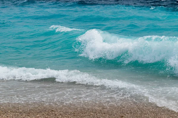 Hullámos Tenger Strandon Zlatni Rat Közel Bol Város Sziget Brac — Stock Fotó