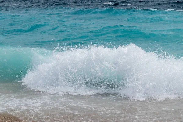 Hullámos Tenger Strandon Zlatni Rat Közel Bol Város Sziget Brac — Stock Fotó