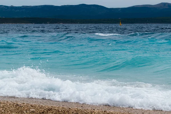 Hullámos Tenger Strandon Zlatni Rat Közel Bol Város Sziget Brac — Stock Fotó