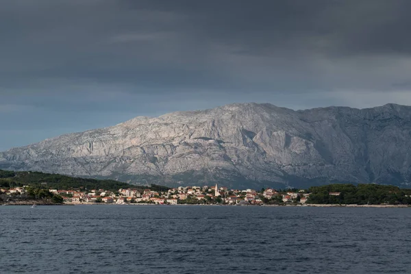Góra Biokolo Chorwackim Wybrzeżu Oświetlona Światłem Słonecznym Pochmurny Letni Wieczór — Zdjęcie stockowe