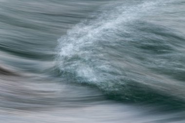 Hızlı dağ akıntısından gelen ipeksi su yüzeyi detayı - soyut manzara