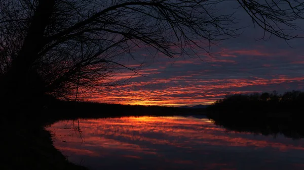 Krajobraz Wiejski Dramatycznym Światłem Zachodzie Słońca Czerwonym Blaskiem Chmurach Sylwetka — Zdjęcie stockowe