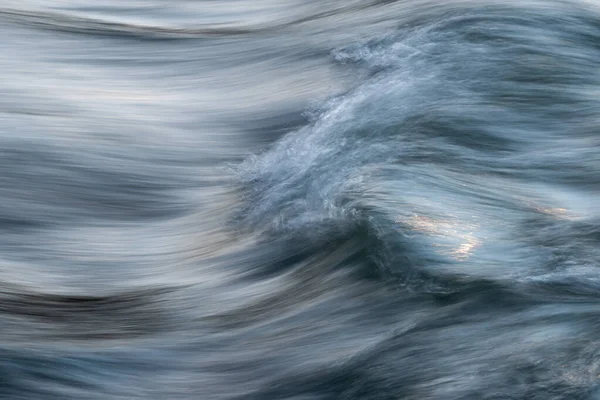 Textura Sedosa Onda Água Exposição Longa Borrão Movimento Paisagem Abstrata — Fotografia de Stock