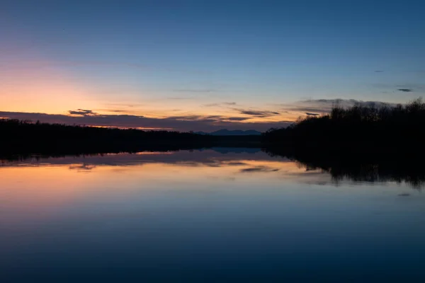 Landschaft Mit Wasserspiegelung Und Abnehmendem Licht Der Dämmerung Waldsilhouette Ufer — Stockfoto