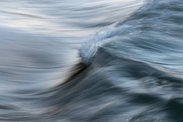 长时间暴露和运动模糊的水波的丝滑质感 抽象景观近景 — 图库照片