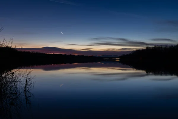 Paisagem Com Reflexão Água Luz Desvanecendo Crepúsculo Silhueta Floresta Costa — Fotografia de Stock