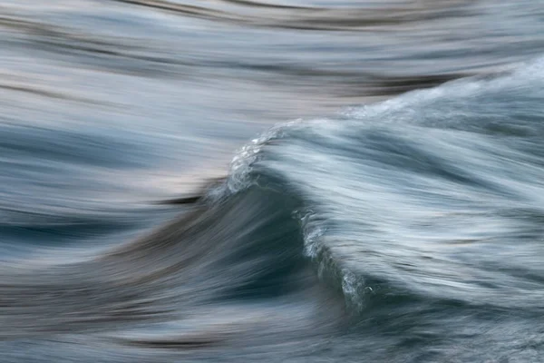 長い露出と動きのぼかしさにおける波の絹のような質感 抽象的な風景を閉じます — ストック写真