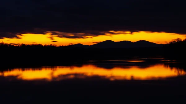 Letztes Licht Himmel Über Der Bergsilhouette Eingerahmt Von Dunklen Wolken — Stockfoto