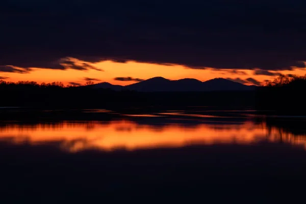 Letztes Licht Himmel Über Der Bergsilhouette Eingerahmt Von Dunklen Wolken — Stockfoto