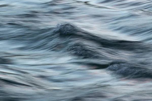 长曝光 运动模糊 表面光滑的波涛汹涌的水 抽象景观 — 图库照片