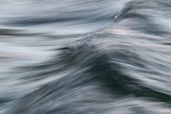 絹のような表面と動きのぼやけた渓流の急速な水の流れ 抽象的な風景を閉じる — ストック写真