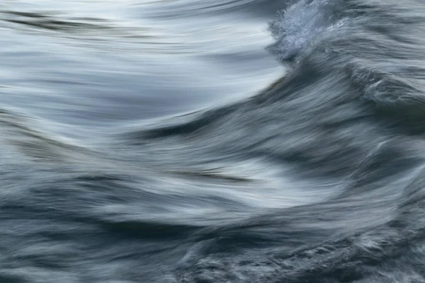 Flujo Rápido Agua Corriente Montaña Con Superficie Sedosa Desenfoque Movimiento — Foto de Stock