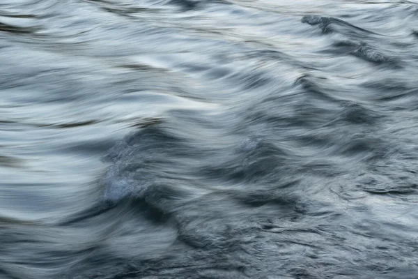 Fluxo Água Rápido Córrego Montanha Com Superfície Sedosa Borrão Movimento — Fotografia de Stock