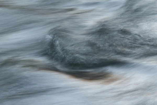 속에서 빠르게 흐르는 산속의 추상적 — 스톡 사진