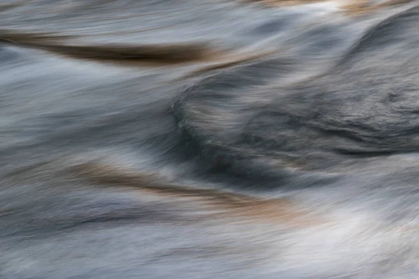长距离曝光下快速山溪中丝滑的水面细节 抽象的风景 — 图库照片