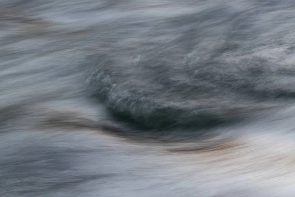 长距离曝光下快速山溪中丝滑的水面细节 抽象的风景 — 图库照片