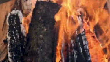 Yanan odunların alevi...