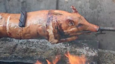 Kızartma ya da domuz kızartması, tükürükte kızartılmış domuz eti, Noel için geleneksel yemek.