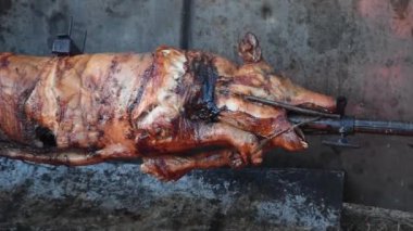 Kızartma ya da domuz kızartması, tükürükte kızartılmış domuz eti, Noel için geleneksel yemek.