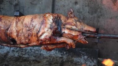 Kızartma ya da domuz kızartması, tükürükte kızartılmış domuz eti, Noel için geleneksel yemek.