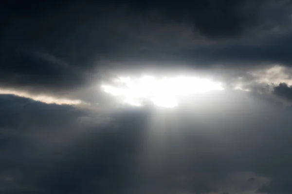 Solstrålar Bryter Igenom Gapet Mörka Moln Vädret Förändras Med Dynamiska — Stockfoto