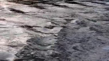 Hızlı dalga desenli nehir akışını kapat