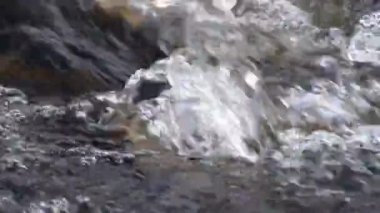 Dağ akıntısı detayı, hızlı su akışı manzarası
