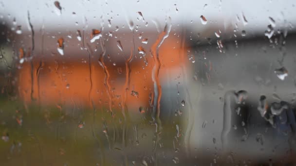 Fechar Vidro Janela Durante Precipitação Com Raias Água Casas Embaçadas — Vídeo de Stock
