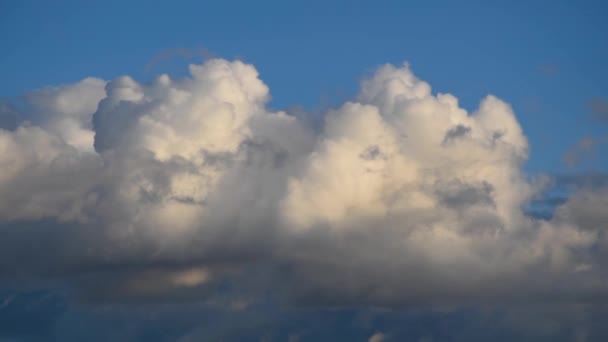Mavi Gökyüzünde Ilerleyen Beyaz Kümülüs Bulutuyla Zaman Aşımı — Stok video